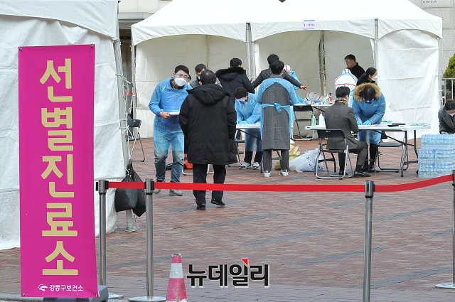 ▲ 26일 코로나-19(우한폐렴) 검사가 진행 중인 서울 강동구의 한 선별진료소. ⓒ권창회 기자