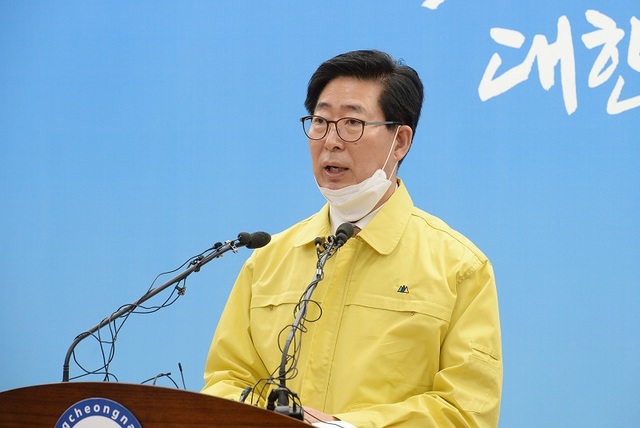 ▲ 양승조 충남도지사가 지난 25일 도청 브리핑룸에서 코로나19와 관련, 기자회견을 갖고 있다.ⓒ충남도
