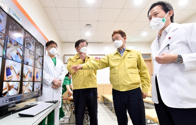 ▲ 이철우 경상북도지사는 26일 오후 안동의료원을 찾아 현장을 둘러보고 있다.ⓒ경북도