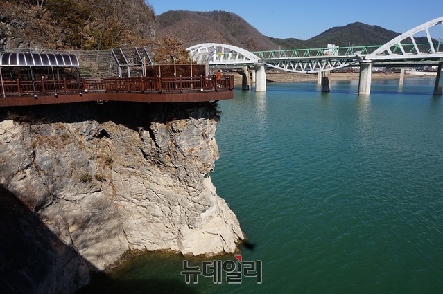 ▲ 아슬아슬한 벼랑에 만들어진 단양강잔도. 잔도에서 멀리 상진대교가 보인다.ⓒ김정원 기자