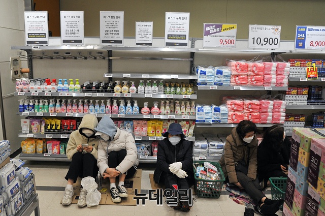 '코로나19(중국 우한 폐렴)' 확진자가 1,000명을 돌파한 26일 오후 서울의 한 대형마트에 시민들이 오후 3시에 들어오는 보건용 마스크를 사기 위해 대기하고 있다.  안내판에는 