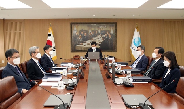 ▲ 이주열 한국은행 총재(가운데)가 27일 한은 본관에서 금융통화위원회 본회의를 주재하고 있다. ⓒ한국은행