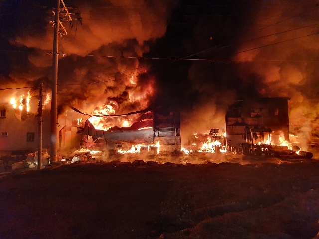 ▲ 27일 새벽 0시 9분쯤 세종시 부강면 금호리 소재 ‘한성리사이클’ 공장에서 화재가 발생해 소방대원들이 진화작업을 벌이고 있다. ⓒ세종소방본부