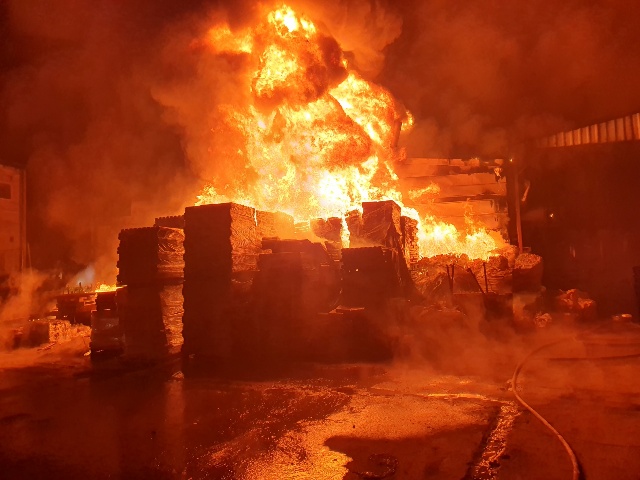 27일 새벽 0시 9분쯤 세종시 부강면 금호리 소재 ‘한성리사이클’ 공장에서 화재가 발생해 소방대원들이 진화작업을 벌이고 있다.ⓒ세종소방본부