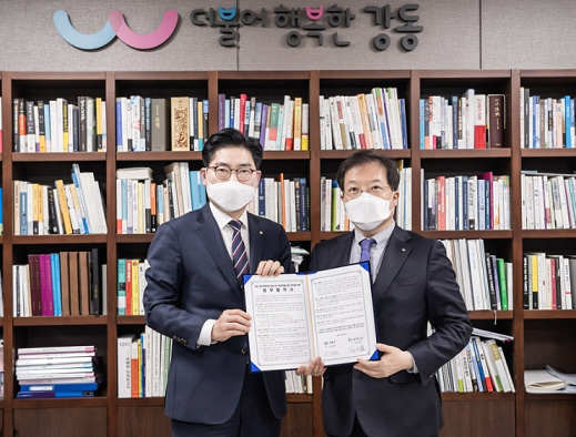 ▲ (왼쪽부터) 이정훈 강동구청장과 김세용 SH공사 사장이 지난 26일 강동구청에서 명일1동 첨단복합청사 복합개발을 위한 업무협약을 맺은 뒤 기념촬영을 하고 있다.ⓒ 연합뉴스