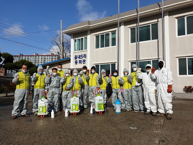 ▲ 울진읍주민자치위원회(위원장 김창준)는 코로나19 예방 선제적 대응을 위해 관내 36개 경로당에 대해 방역을 실시했다.ⓒ울진군