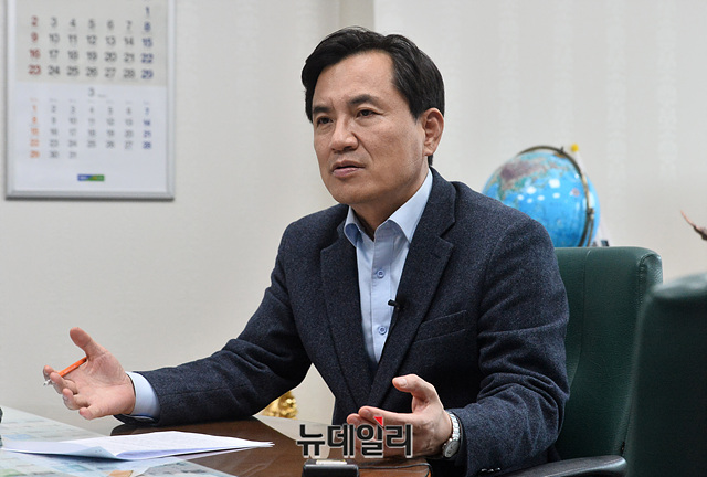 ▲ 26일 국회 의원회관에서 뉴데일리와 인터뷰를 갖는 김진태 미래통합당 의원. ⓒ박성원 기자