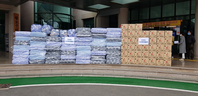 ▲ 경북시군의회의장협의회(회장 서재원)는 27일 ‘코로나19’로 어려움을 겪고 있는 청도군에 이불세트와 컵밥 등 500만원 상당의 지원물품을 전달했다.ⓒ포항시의회