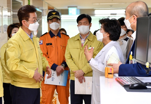 ▲ 이철우 경북도지사는 27일 오후 감염병 전담병원으로 운영되고 있는 김천의료원을 찾아 현장을 점검했다.ⓒ경북도