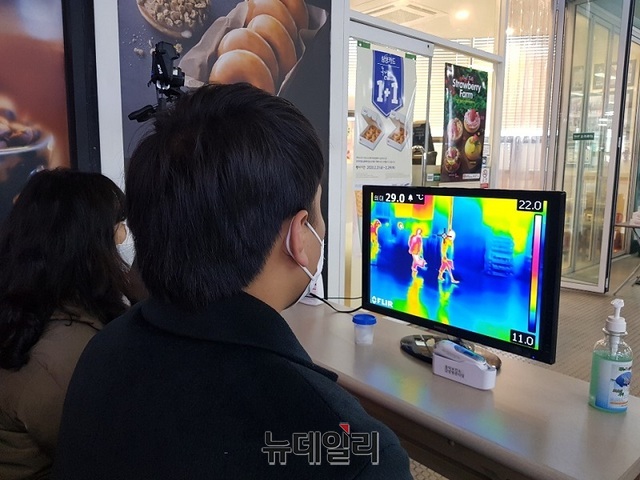 ▲ 청주 흥덕보건소 직원들이 청주시외버스터미널에서 열화상카메라를 이용해 발열 검사를 하고 있다.ⓒ뉴데일리 D/B