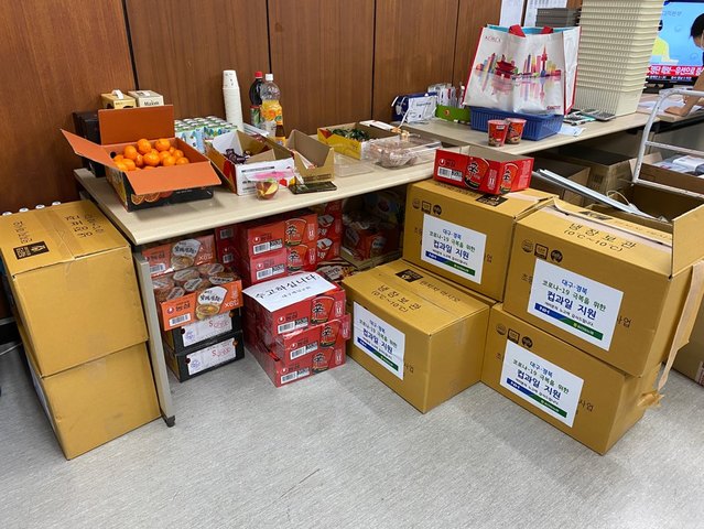 ▲ 전국 곳곳에서 개인, 단체, 기업체 등 사랑과 정성을 담은 편지와 함께 의료진들에게 힘이 되고 싶다며 보내온 기부물품들이 넘치고 있다.ⓒ동산병원