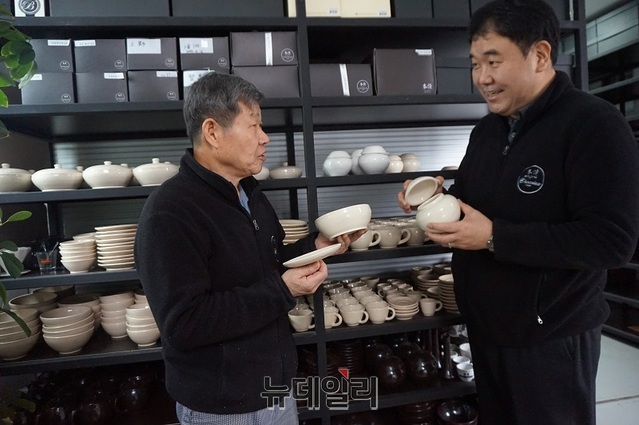 ▲ 문현동 장인이 본정 공방에서 이종태 사장과 갖 만들어진 백자 옹기와 관련해 이야기를 나누고 있다.ⓒ김정원 기자