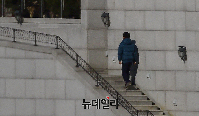 ▲ 27일 오후 경기 가평군 이만희 신천지 교주의 별장에 신도로 보이는 사람이 건물을 돌아보고 있다.