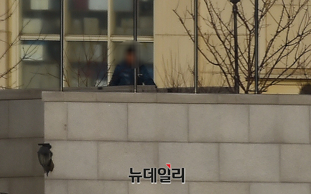 ▲ 27일 오후 경기 가평군 이만희 신천지 교주의 별장에 신도로 보이는 사람이 건물을 돌아보고 있다.