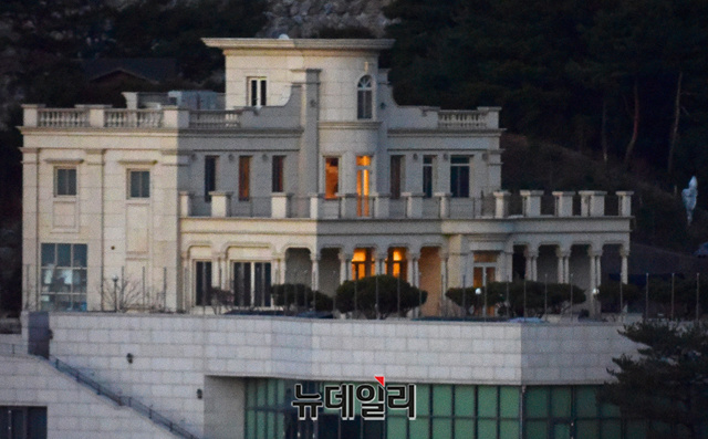 ▲ 해가지자 이만희 씨의 별장 건물 전체와 선착장에 불이 켜져 있다.