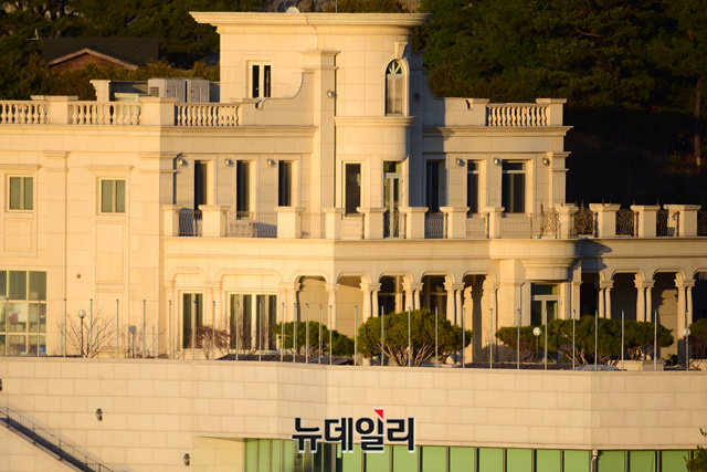 ▲ 별장 대문에 