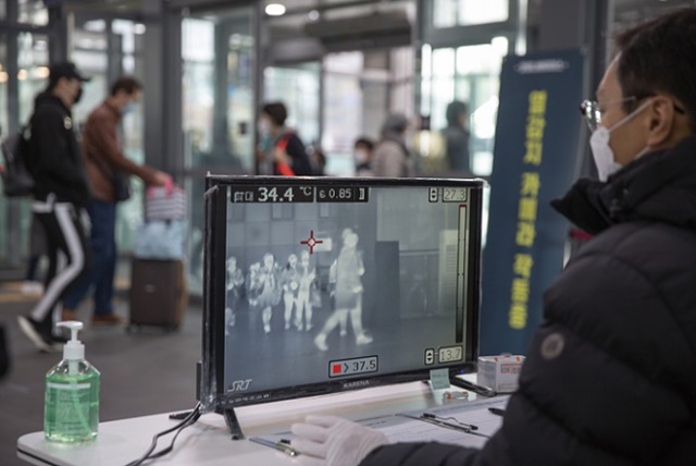 ▲ SR 직원들이 수서역 출입자들에 대한 열화상 카메라를 모니터링하고 있다. ⓒSR