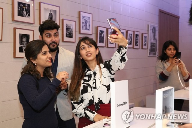 ▲ 삼성전자가 오는 21일부터 인도에서 폴더블폰 '갤럭시Z플립' 예약 판매를 시작한다. 이와 관련해 20일 뉴델리 인근 구루그람에서 체험행사가 열렸다.ⓒ연합뉴스
