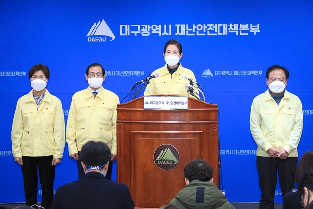 ▲ 대구시의회(의장 배지숙)는 28일 코로나 19 위기 극복을 위한 대정부 호소문 발표하고 전문인력과 부족한 병상 확충을 시급히 요청했다.ⓒ대구시의회