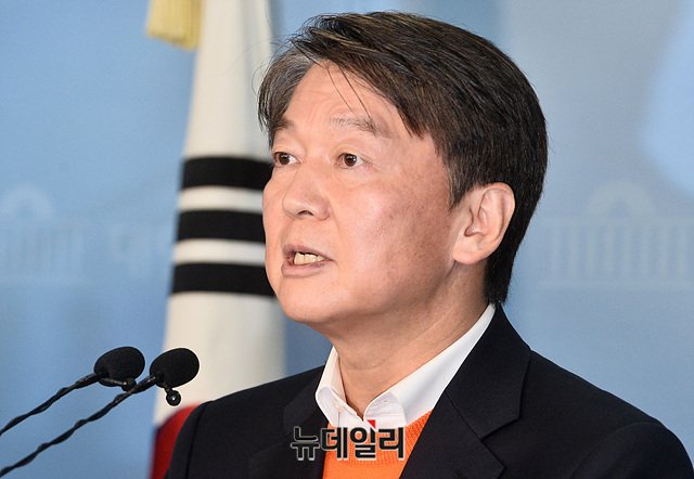 ▲ 기자회견하는 안철수 대표. 안 대표는 28일 국민의당 지역구 공천을 포기하고 정권심판에 동참하겠다고 밝혔다.ⓒ박성원 기자