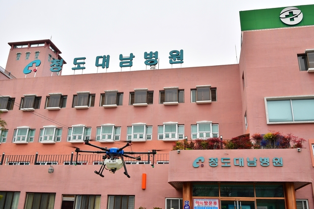 ▲ 청도드론협회(대표 김용규)는 코로나19 확산방지를 위해 지난 27일 대남병원 외 2개 병원에 드론을 이용해 소독을 실시했다.ⓒ청도군