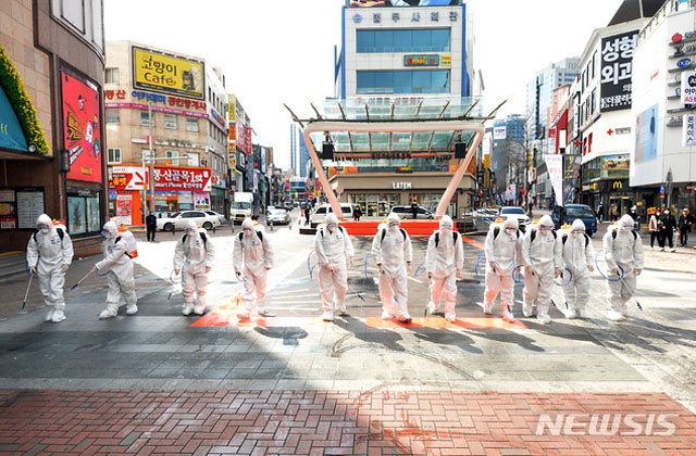 ▲ 대구 중구 동성로 일대에서 방역작업을 하는 육군 50사단 장병들. ⓒ뉴시스. 무단전재 및 재배포 금지.