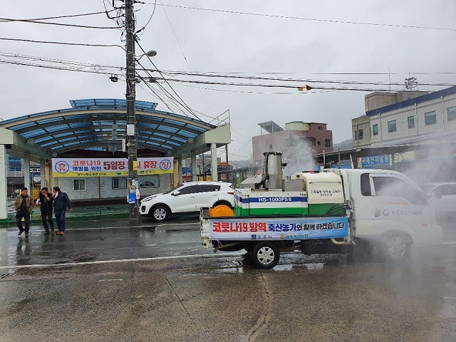 ▲ 경주시 공동방제단 방역차량 18기는 24일부터 읍면동의 주요 공공시설(동사무소, 체육시설, 마을회관 등)과 시내 주요 시장, 집합상가 등 주변 도로 및 건물 외부에 집중적인 소독을 실시하고 있다.ⓒ경주시