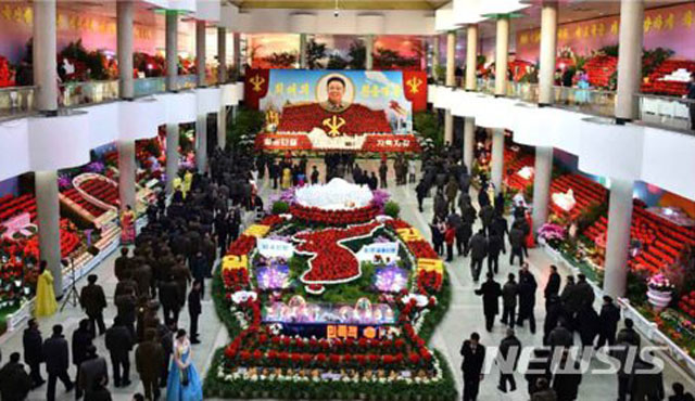 ▲ 김정일 생일(광명성절)을 축하하는 북한 분위기. ⓒ뉴시스. 무단전재 및 재배포 금지.