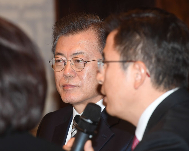 ▲ 문재인 대통령이 28일 국회에서 ‘코로나19 극복을 위한 여야 정당대표와의 대화’에 참석한 미래통합당 황교안 대표의 발언을 듣고 있다. ⓒ연합뉴스