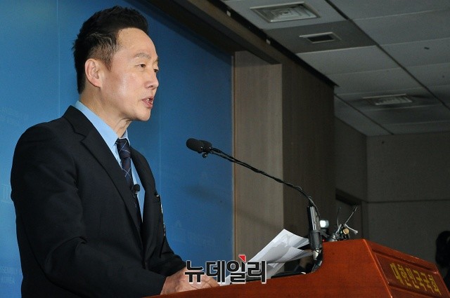 ▲ 정봉주 전 더불어민주당 의원. 정봉주 전 의원은 기존 입장을 뒤집고 이날 오전 비례대표 전담 정당인 '열린민주당' 창당을 선언했다.ⓒ뉴데일리DB