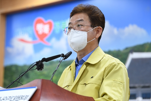▲ 이철우 경북도지사는 28일 오전 도청 브리핑룸에서 코로나19 관련 브리핑을 갖고 있다.ⓒ경북도