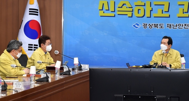 ▲ 이철우 지사(왼쪽 두번재)가 28일 코로나19 상황점검을 위해 도청을 방문한 정세균 국무총리에게 부족한 의료장비 등을 설명하며 지역현안을  강력히 건의했다.ⓒ경북도