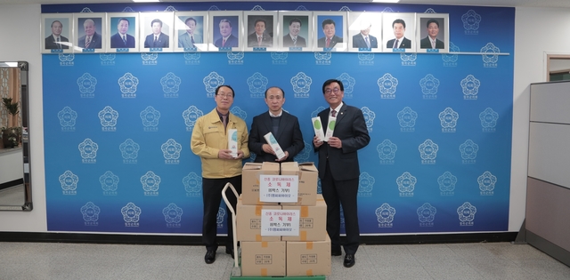 ▲ mcc-bio(엠씨씨바이오)가 지난 25일 칠곡군의회를 찾아 코로나19 예방을 위해 소독제 300여만 원 상당을 기탁했다.ⓒ칠곡군의회