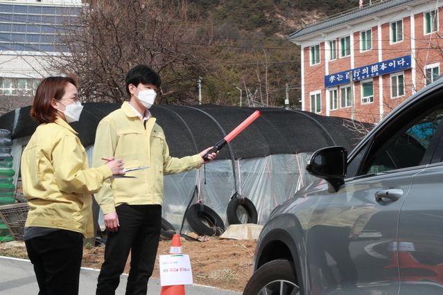 ▲ 예천군이 극락마을에 대한 방역 및 소독을 철저히 하는 한편 안전이 확보 될 때까지 매일 공무원을 배치해 시설 출입을 통제하는 등 모든 행정력을 동원해 관리강화에 초첨을 맞추고 있다.ⓒ예천군