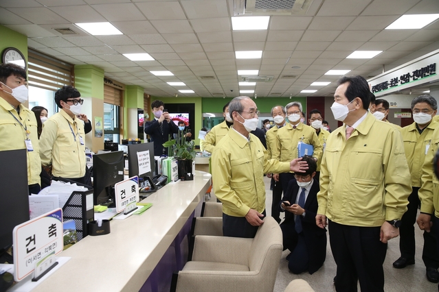 ▲ 이승율 청도군수(왼쪽)가 지난 27일 청도를 찾은 정세균 총리를 만나 현황을 설명하고 있다.ⓒ청도군