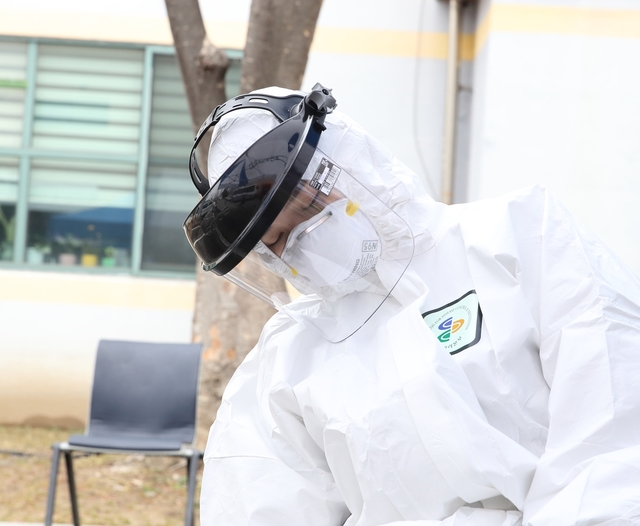 ▲ 칠곡군 보건소에서 검체 채취를 담당하는 20대 여성 공무원이 피곤에 지쳐 잠시 눈을 감고 있다.ⓒ칠곡군