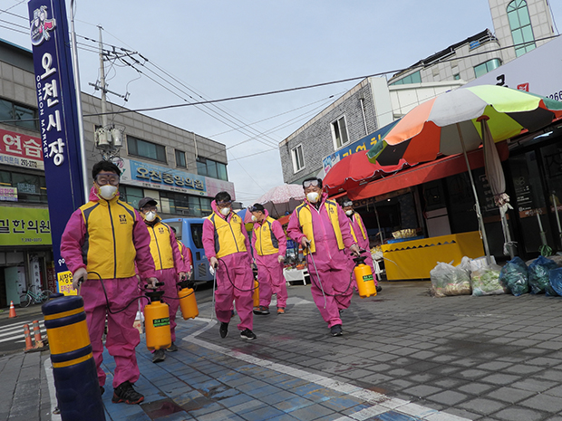 ▲ 김순견 예비후보가 29일 오전 오천시장을 찾아 방역 봉사활동을 펼쳤다.ⓒ김 예비후보 측