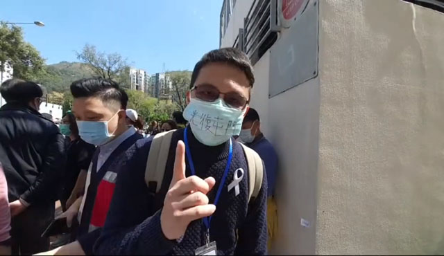 ▲ 격리시설 앞에서 격리시설 지정 반대이유를 설명하는 캐리 로 (盧俊宇) 튠문(屯門) 구의원ⓒ허동혁