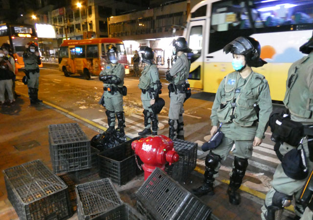 ▲ 21일 윤롱 폭력배 시민구타사건 항의집회에서 시민이 거리에 설치한 장애물을 치우는 경찰ⓒ허동혁
