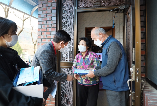 ▲ 지난 28일 석적읍 포남1리 이학곤 이장이 마을 주민의 집을 방문해 마스크를 배부하고 있다.ⓒ칠곡군