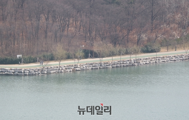 ▲ 평소 운동하는 사람들로 붐비는 경산 남매지공원에 공휴일인 1일 낮 포근한 날씨에도 불구하고 사람들 모습이 많이 보이지 않고 있다.ⓒ뉴데일리