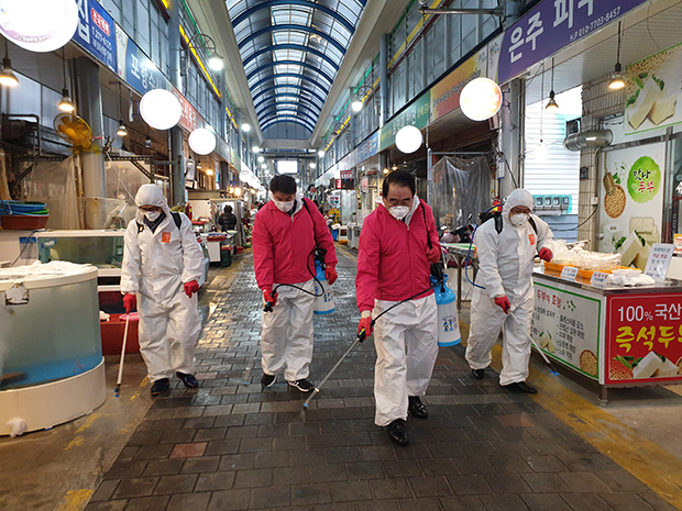 ▲ 미래통합당 박명재 의원이 1일 의정활동 대신 방역활동을 펼치며 소독장비를 직접 메고 전통시장과 상가를 중심으로 방역작업에 나섰다.ⓒ박 의원 측