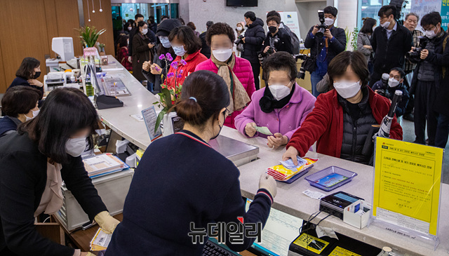 ▲ 국내 우한폐렴(코로나-19)이 확산세에 접어든 가운데, 지난 2월28일 경기 파주시 문산우체국은 마스크를 사려는 시민들로 북적였다. ⓒ박성원 기자