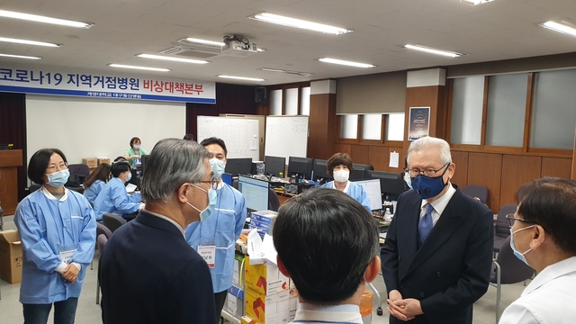 ▲ 신일희 계명대 총장이 계명대 대구동산병원 코로나19 비상대책본부를 찾아 현황 보고를 받고 의료진을 격려하고 있다.ⓒ계명대