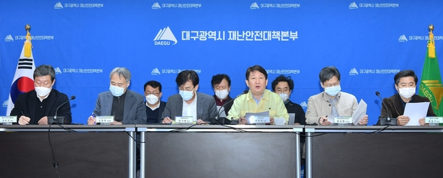 ▲ 1일 대구시청에서 열린 ‘코로나 바이러스감염증-19 대응지침’을 개정·발표에서 권영진 시장, 정기현 국립중앙의료원장, 정호영 경북대병원장, 이성구 대구시의회장, 차순도 메티시티대구협의회장 등이 참석해 대책을 발표하고 있다.ⓒ대구시