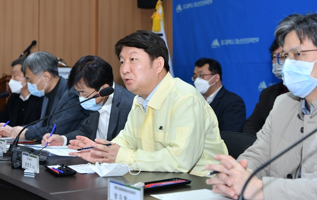 ▲ 권영진 시장이 1일 시청상황실에서 코로나19 대응지침 개정관련 대구시 재난안전대책본부 특별대책을 발표하고 있다.ⓒ대구시