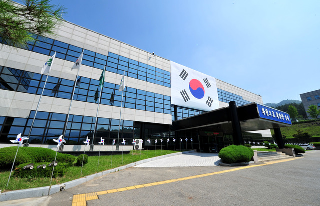 ▲ 군위군(군수 김영만)은 지난해 12월 27일 ‘공익증진직불법’이 국회에서 통과돼 2018~2019년산 쌀 변동 직불금 10억 8천만원을 지급했다.ⓒ군위군