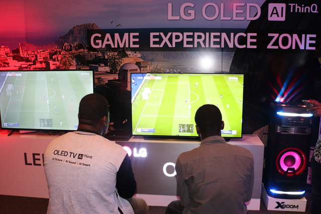 ▲ 나이지리아에서 열린 'LG 올레드 TV 게이밍 챌린지'에 마련된 올레드 TV 체험 공간에서 게임을 즐기는 참가자들 모습. ⓒLG전자