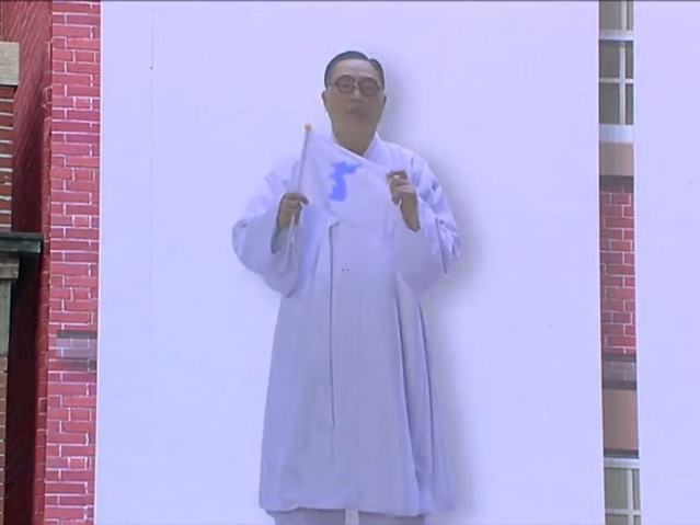 ▲ 문재인 대통령이 참석한 3·1절 기념행사에 한반도기를 든 김구 선생이 영상으로 등장했다. ⓒ유튜브 캡쳐