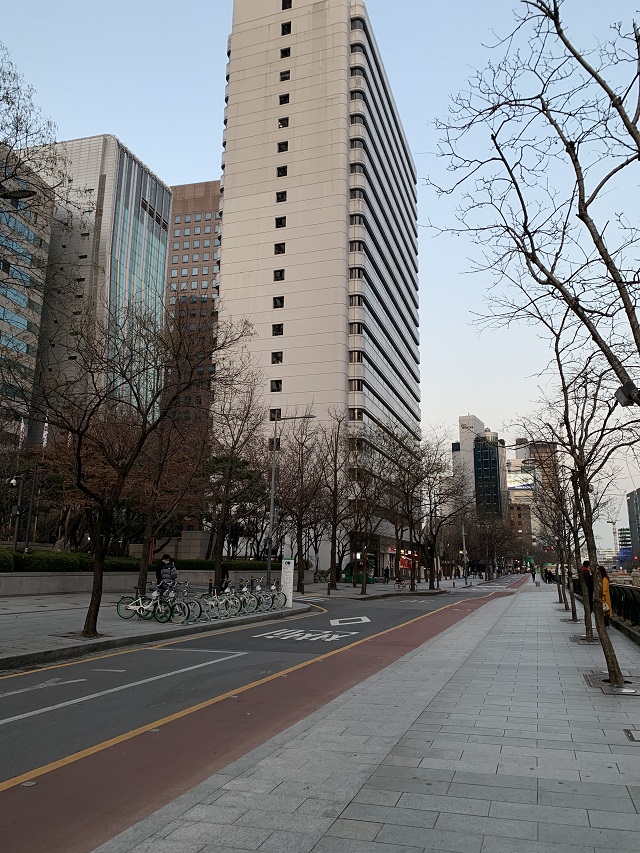 ▲ 지난달 29일 오후 종로구 청계천일대. 원래라면 주말에 나들이객으로 붐비는 곳이지만 이날은 행인을 찾아볼 수 없었다. ⓒ뉴데일리경제